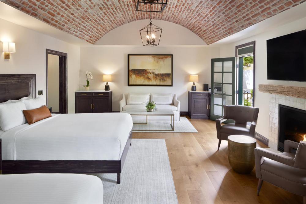 Grand Double Queen Room interior
